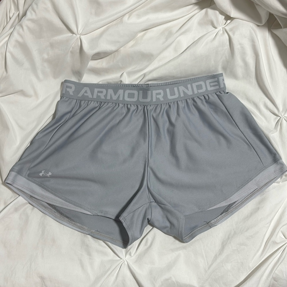 Women’s Under Armour Shorts; Medium; Gray
